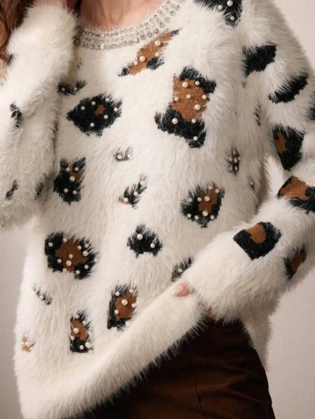 Suéter Feminino Tricot Onça Pérolas Off White - EstiloE, Suéter Feminino, Suéter Tricot, Suéter Animal Print, Suéter Onça, Suéter Leopardo, Suéter Peluciado, Suéter Felpudo, Blusa de Tricot, Tricot Animal Print, Suéter Elegante, Blusão Tricot, Suéter de Lã, Suéter Off White