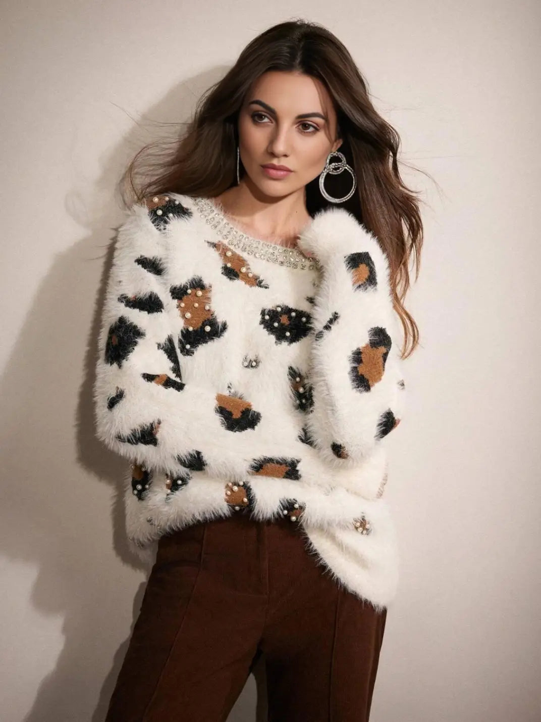 Suéter Feminino Tricot Onça Pérolas Off White - EstiloE, Suéter Feminino, Suéter Tricot, Suéter Animal Print, Suéter Onça, Suéter Leopardo, Suéter Peluciado, Suéter Felpudo, Blusa de Tricot, Tricot Animal Print, Suéter Elegante, Blusão Tricot, Suéter de Lã, Suéter Off White