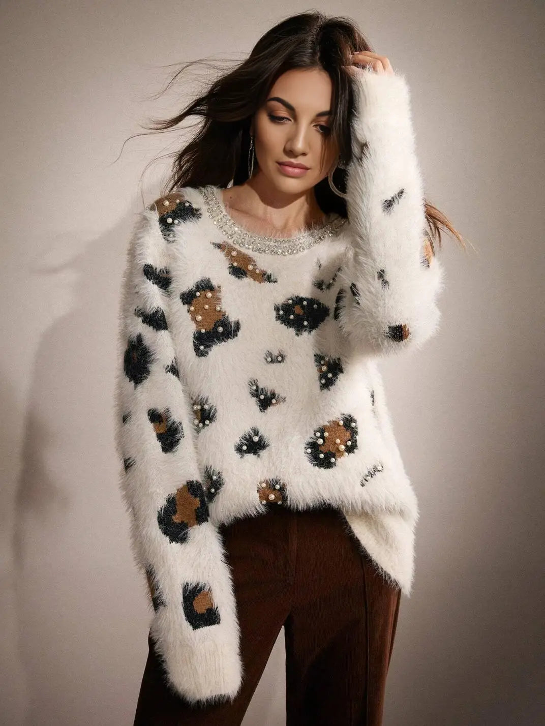 Suéter Feminino Tricot Onça Pérolas Off White - EstiloE, Suéter Feminino, Suéter Tricot, Suéter Animal Print, Suéter Onça, Suéter Leopardo, Suéter Peluciado, Suéter Felpudo, Blusa de Tricot, Tricot Animal Print, Suéter Elegante, Blusão Tricot, Suéter de Lã, Suéter Off White