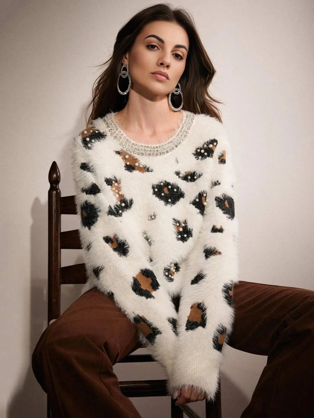 Suéter Feminino Tricot Onça Pérolas Off White - EstiloE, Suéter Feminino, Suéter Tricot, Suéter Animal Print, Suéter Onça, Suéter Leopardo, Suéter Peluciado, Suéter Felpudo, Blusa de Tricot, Tricot Animal Print, Suéter Elegante, Blusão Tricot, Suéter de Lã, Suéter Off White