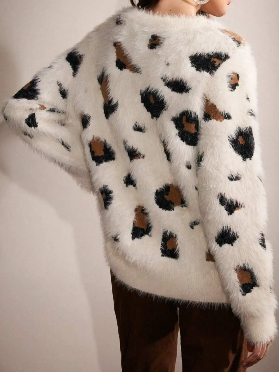 Suéter Feminino Tricot Onça Pérolas Off White - EstiloE, Suéter Feminino, Suéter Tricot, Suéter Animal Print, Suéter Onça, Suéter Leopardo, Suéter Peluciado, Suéter Felpudo, Blusa de Tricot, Tricot Animal Print, Suéter Elegante, Blusão Tricot, Suéter de Lã, Suéter Off White