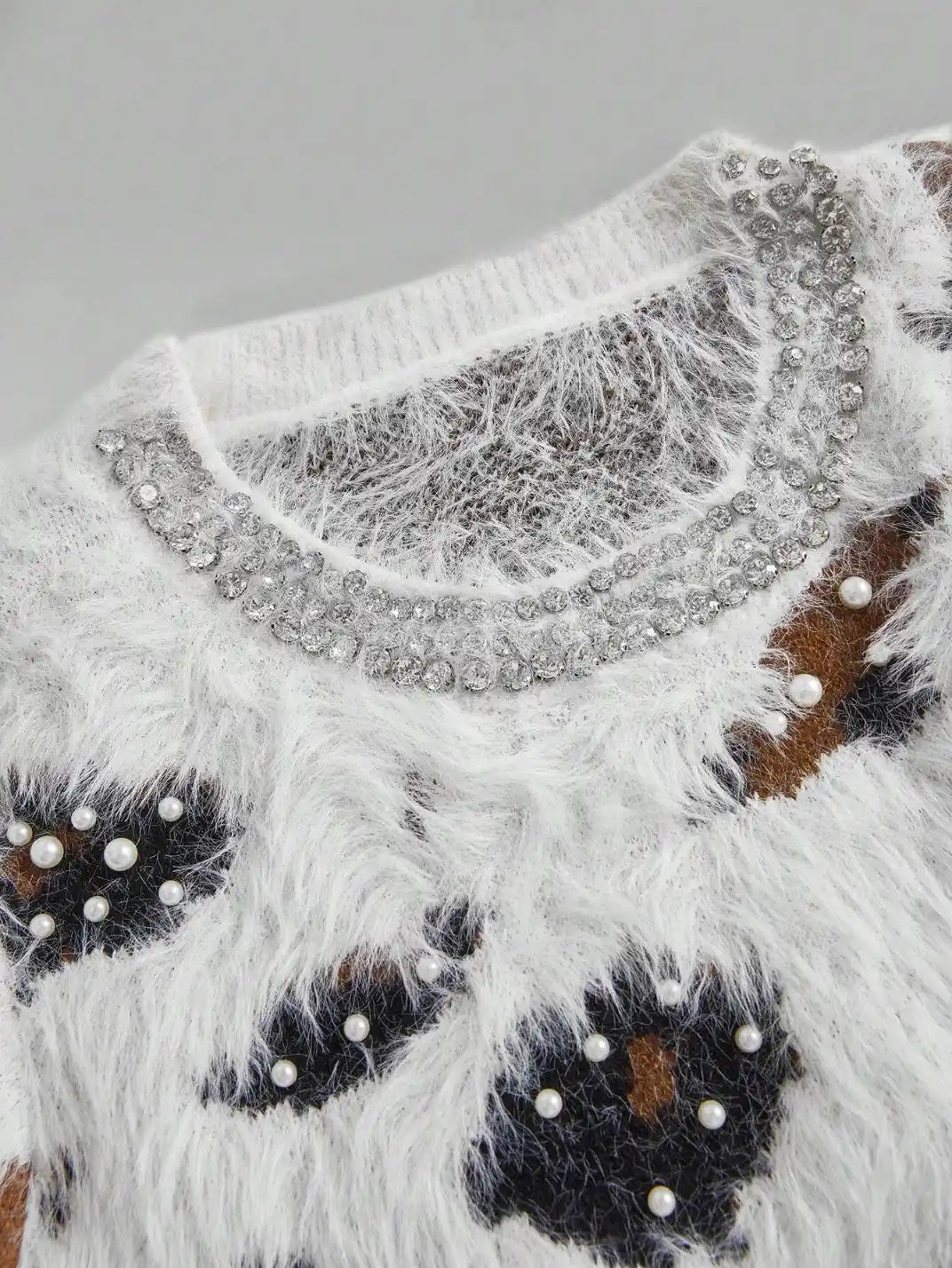 Suéter Feminino Tricot Onça Pérolas Off White - EstiloE, Suéter Feminino, Suéter Tricot, Suéter Animal Print, Suéter Onça, Suéter Leopardo, Suéter Peluciado, Suéter Felpudo, Blusa de Tricot, Tricot Animal Print, Suéter Elegante, Blusão Tricot, Suéter de Lã, Suéter Off White