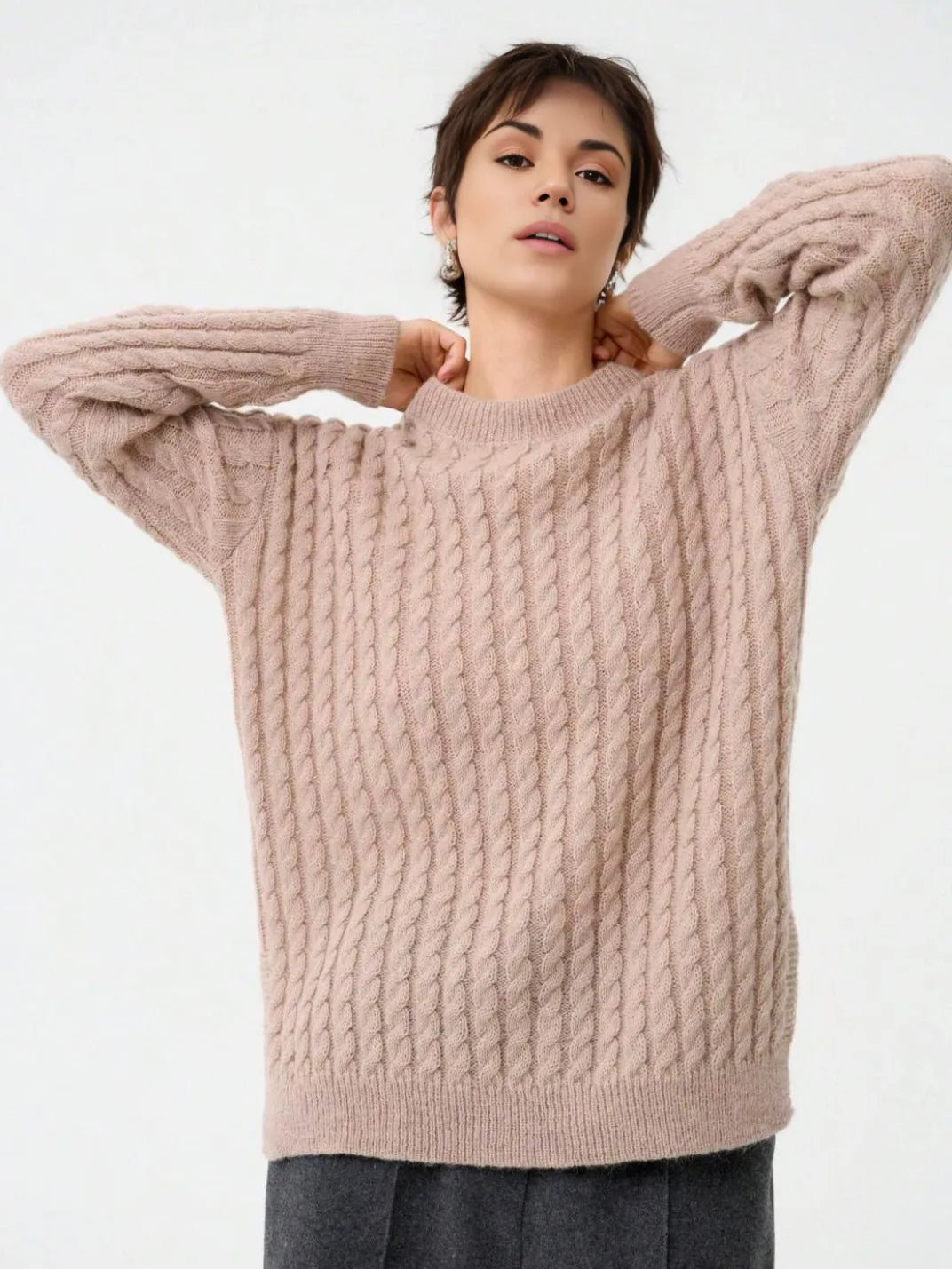 Suéter Feminino Tricot Ponto Trança Caqui - EstiloE, Suéter Feminino, Suéter Tricot, Tricô Feminino, Tricot Tranças, Suéter Elegante, Suéter de Lã, Suéter Clássico de Lã, Moda Feminina, Blusão Feminino, Blusa de Tricot