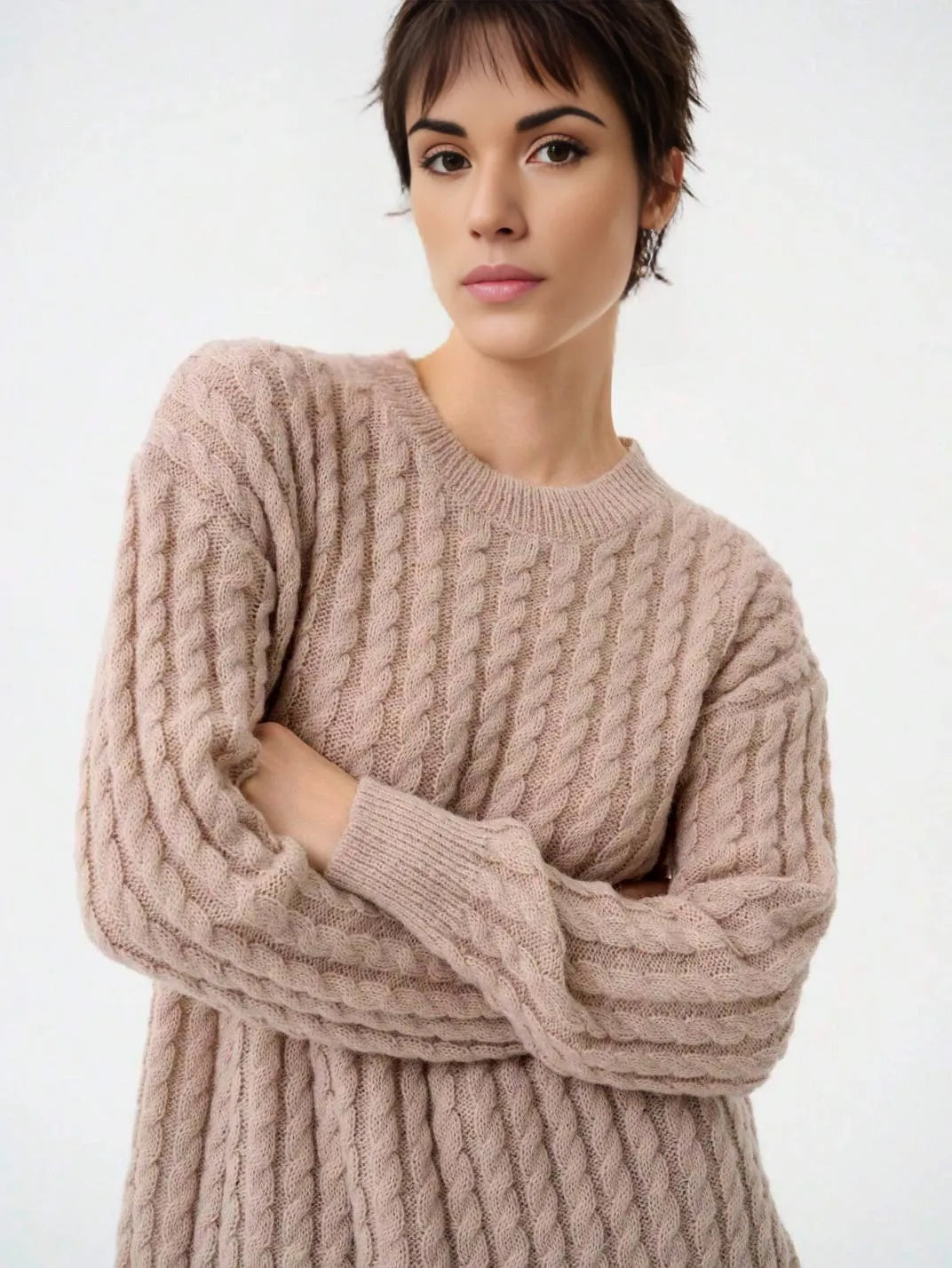 Suéter Feminino Tricot Ponto Trança Caqui - EstiloE, Suéter Feminino, Suéter Tricot, Tricô Feminino, Tricot Tranças, Suéter Elegante, Suéter de Lã, Suéter Clássico de Lã, Moda Feminina, Blusão Feminino, Blusa de Tricot