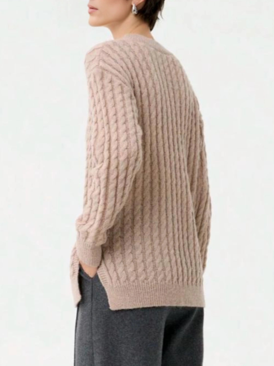 Suéter Feminino Tricot Ponto Trança Caqui - EstiloE, Suéter Feminino, Suéter Tricot, Tricô Feminino, Tricot Tranças, Suéter Elegante, Suéter de Lã, Suéter Clássico de Lã, Moda Feminina, Blusão Feminino, Blusa de Tricot