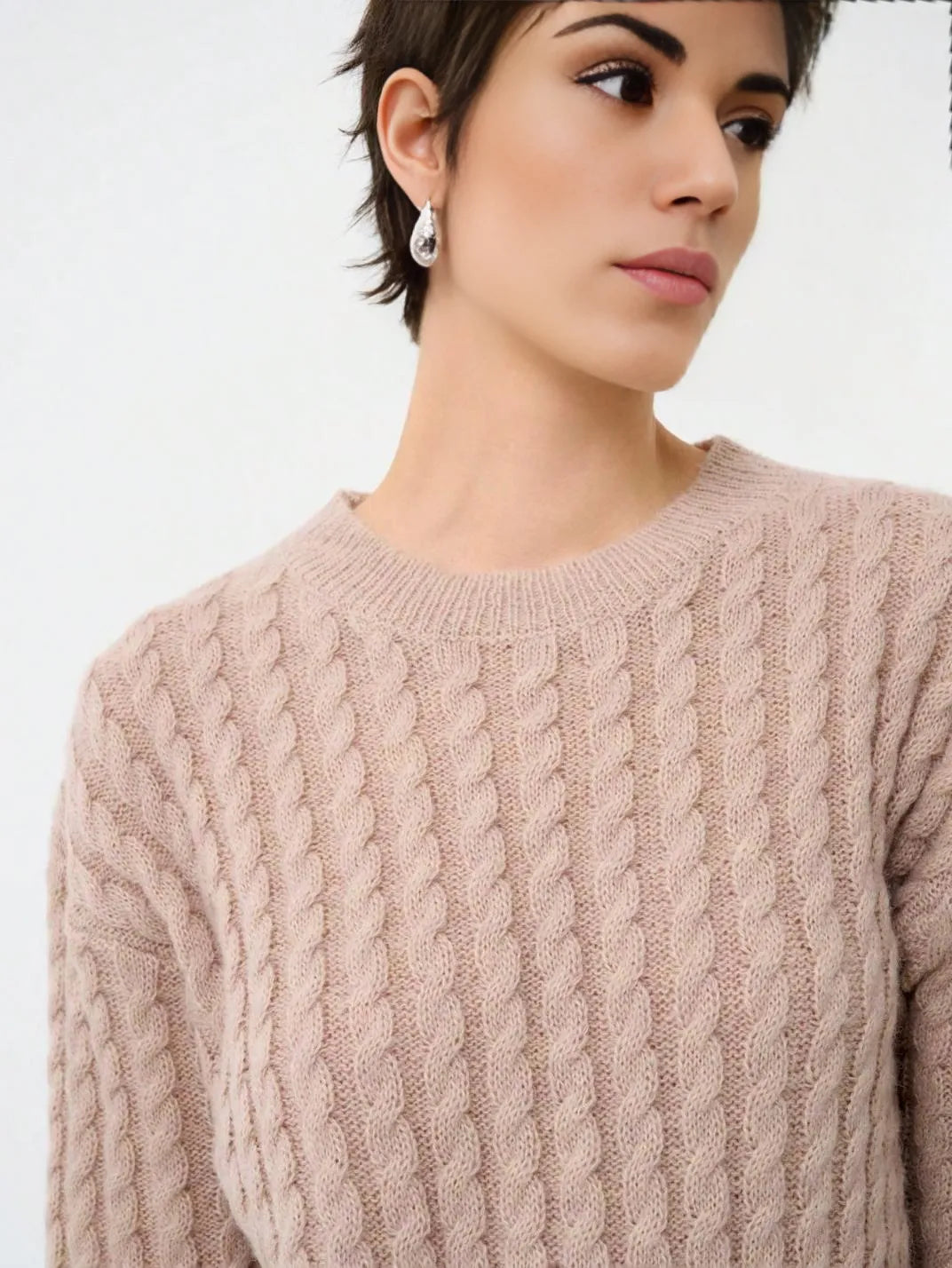 Suéter Feminino Tricot Ponto Trança Caqui - EstiloE, Suéter Feminino, Suéter Tricot, Tricô Feminino, Tricot Tranças, Suéter Elegante, Suéter de Lã, Suéter Clássico de Lã, Moda Feminina, Blusão Feminino, Blusa de Tricot