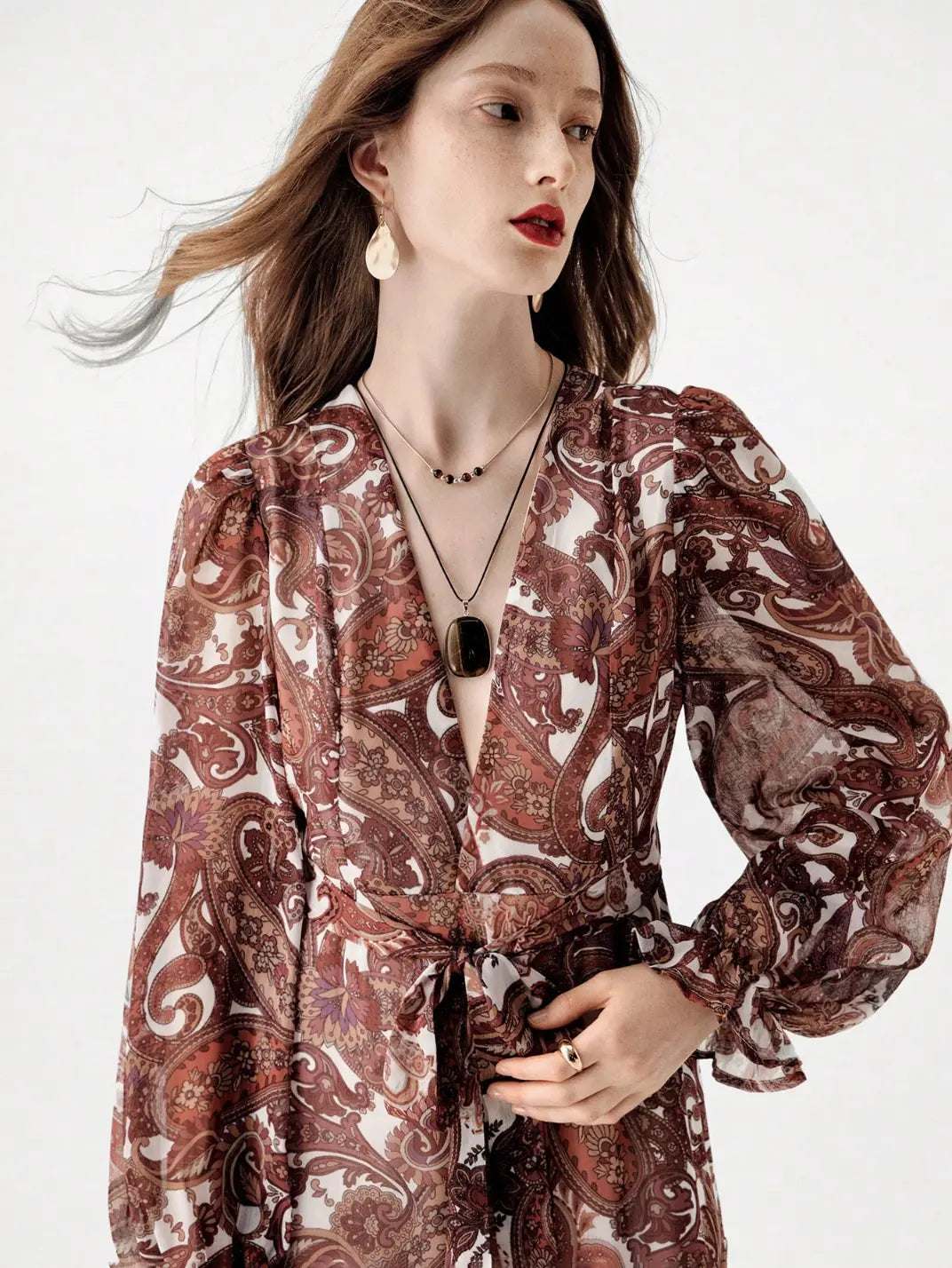 Vestido Longo Franzido Manga Longa Estampado - EstiloE, Vestido Manga Longa Bufante, Vestido Longo, Vestido Manga Longa, Vestido Boho, Vestido Elegante, Vestido Casual, Vestido Chiffon, Vestido Estampa Paislay, Vestido Boho Chic, Vestido Estampado Marrom