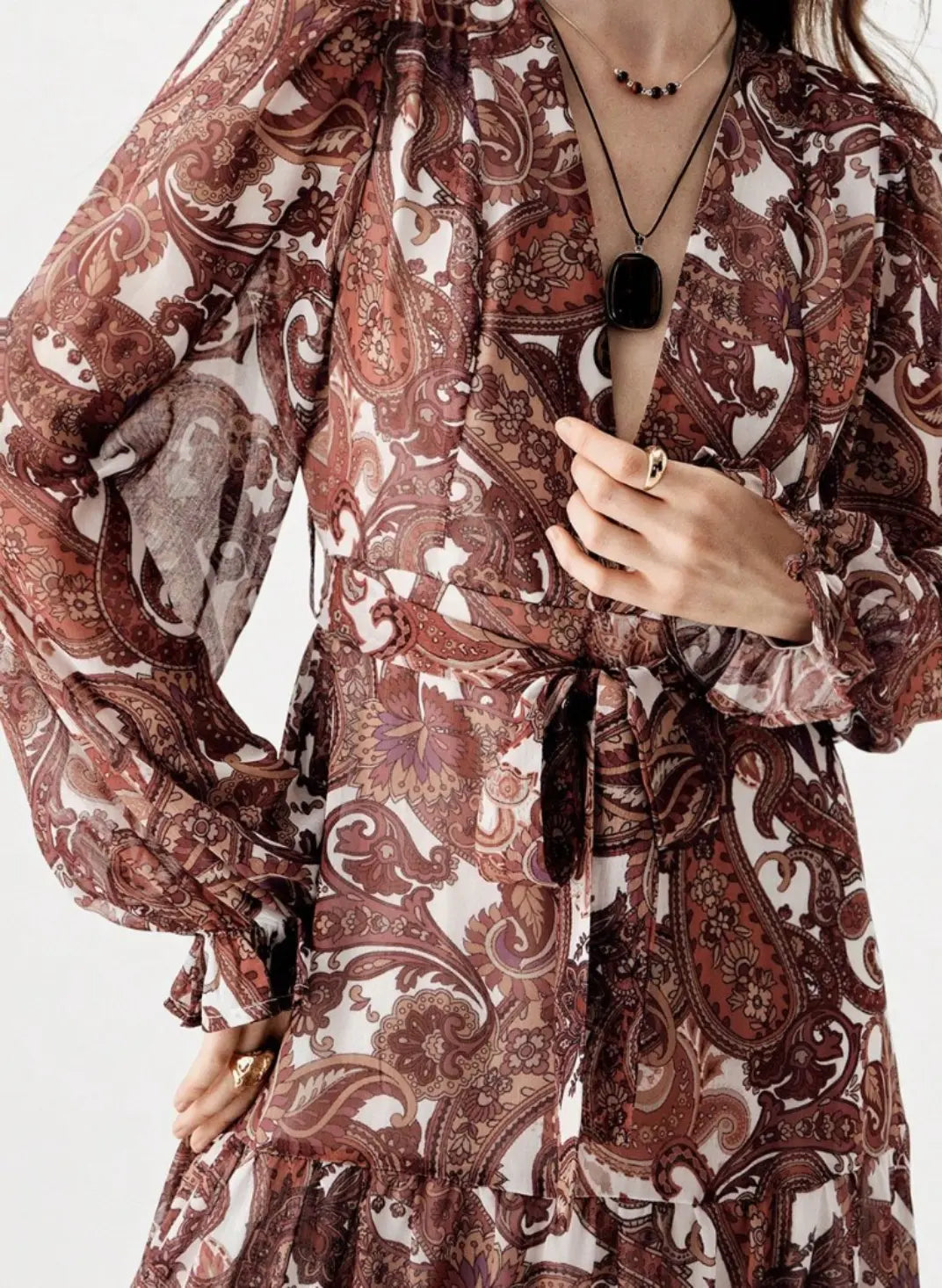 Vestido Longo Franzido Manga Longa Estampado - EstiloE, Vestido Manga Longa Bufante, Vestido Longo, Vestido Manga Longa, Vestido Boho, Vestido Elegante, Vestido Casual, Vestido Chiffon, Vestido Estampa Paislay, Vestido Boho Chic, Vestido Estampado Marrom