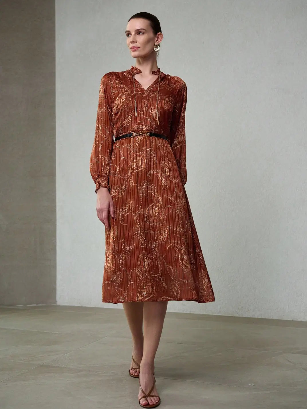 Vestido Midi Manga Longa Textura Paisley Castanho - EstiloE, Vestido Manga Longa Bufante, Vestido Longo, Vestido Manga Longa, Vestido Boho, Vestido Elegante, Vestido Midi, Vestido Chiffon, Vestido Estampa Paislay, Vestido Manga Longa Estampa Castanho