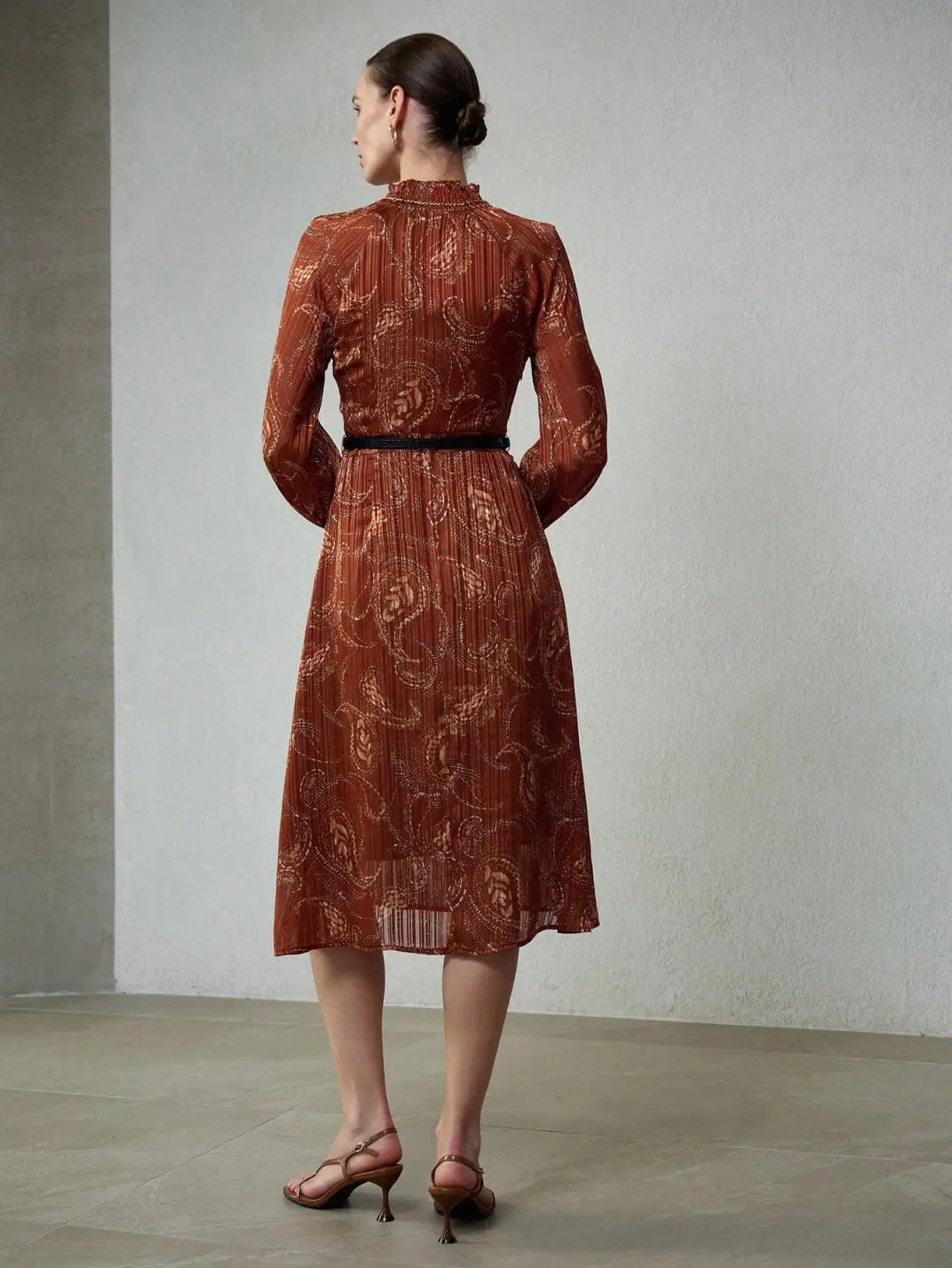 Vestido Midi Manga Longa Textura Paisley Castanho - EstiloE, Vestido Manga Longa Bufante, Vestido Longo, Vestido Manga Longa, Vestido Boho, Vestido Elegante, Vestido Midi, Vestido Chiffon, Vestido Estampa Paislay, Vestido Manga Longa Estampa Castanho