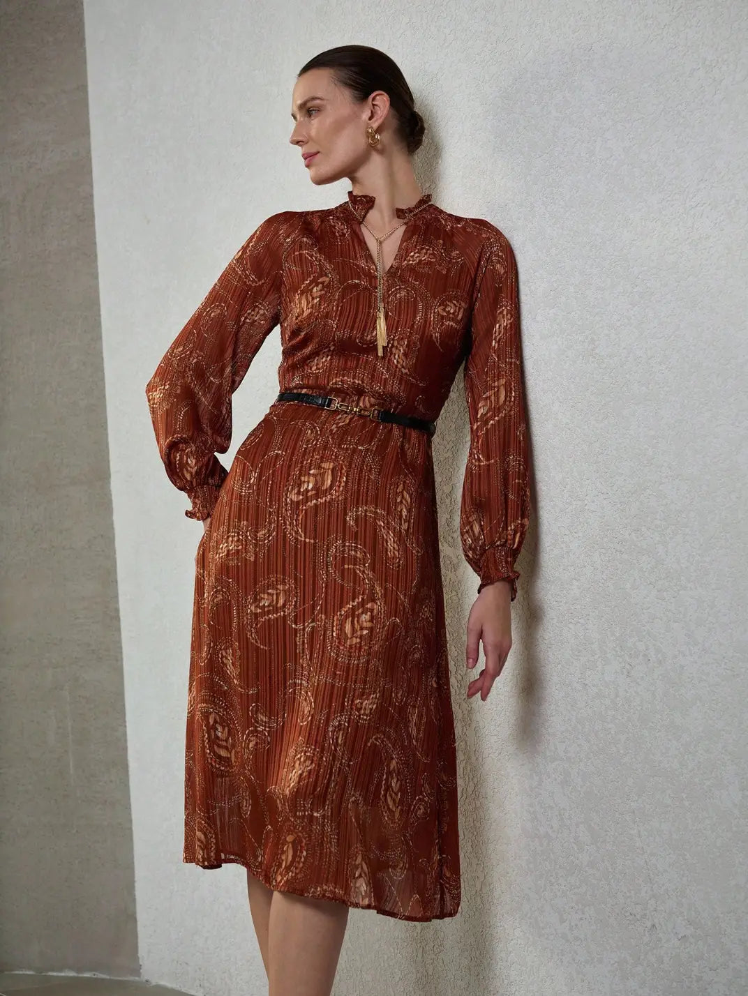 Vestido Midi Manga Longa Textura Paisley Castanho - EstiloE, Vestido Manga Longa Bufante, Vestido Longo, Vestido Manga Longa, Vestido Boho, Vestido Elegante, Vestido Midi, Vestido Chiffon, Vestido Estampa Paislay, Vestido Manga Longa Estampa Castanho