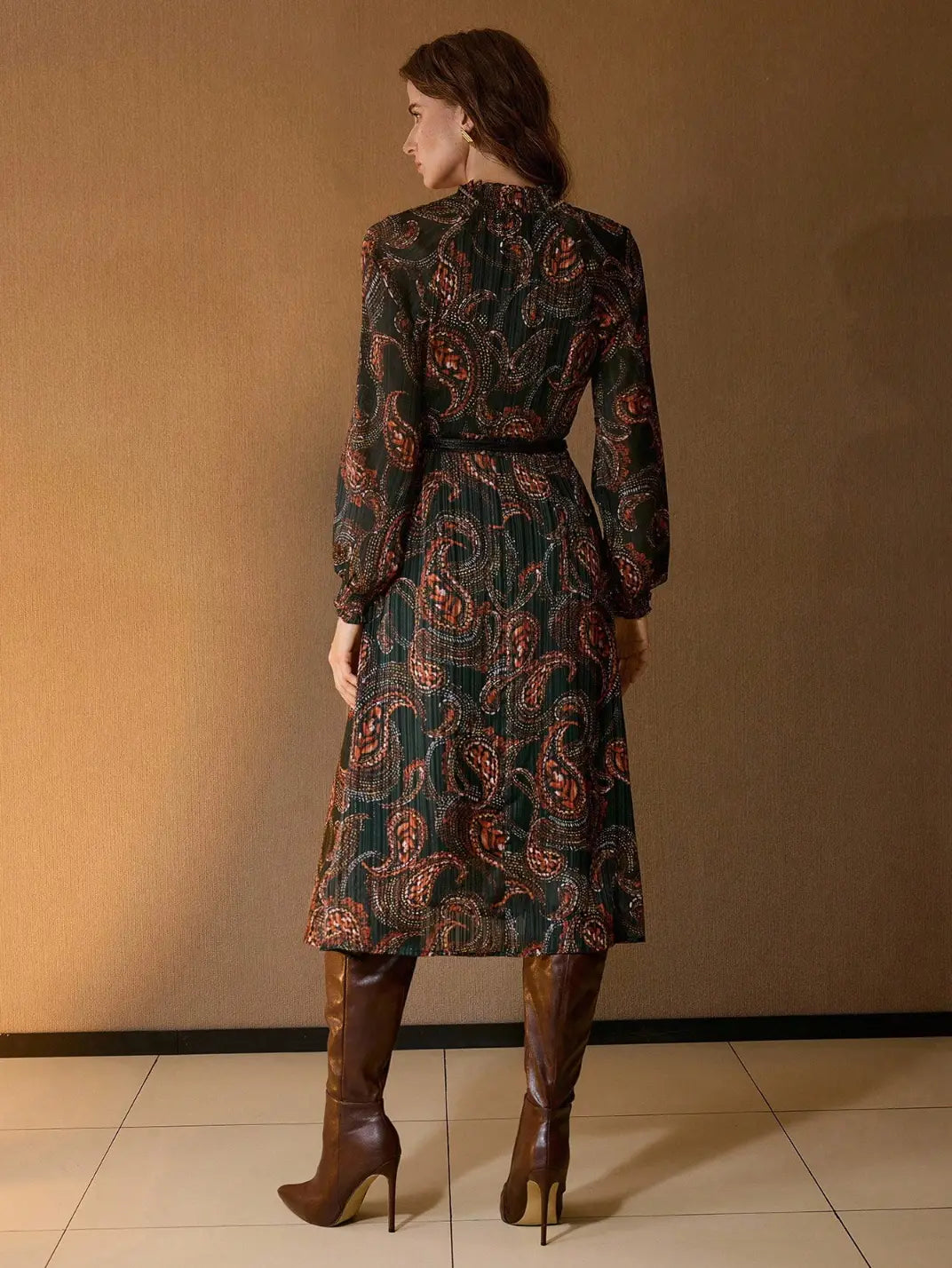 Vestido Midi Manga Longa Textura Paisley Verde - EstiloE, Vestido Manga Longa Bufante, Vestido Longo, Vestido Manga Longa, Vestido Boho, Vestido Elegante, Vestido Midi, Vestido Chiffon, Vestido Estampa Paislay, Vestido Manga Longa Estampa Verde