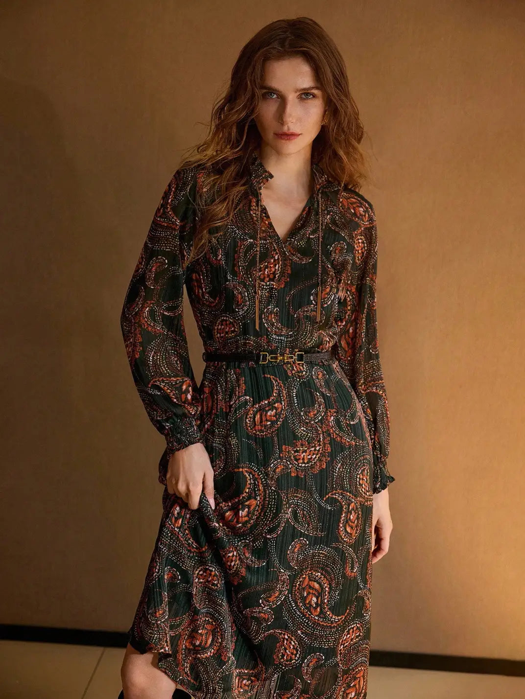Vestido Midi Manga Longa Textura Paisley Verde - EstiloE, Vestido Manga Longa Bufante, Vestido Longo, Vestido Manga Longa, Vestido Boho, Vestido Elegante, Vestido Midi, Vestido Chiffon, Vestido Estampa Paislay, Vestido Manga Longa Estampa Verde