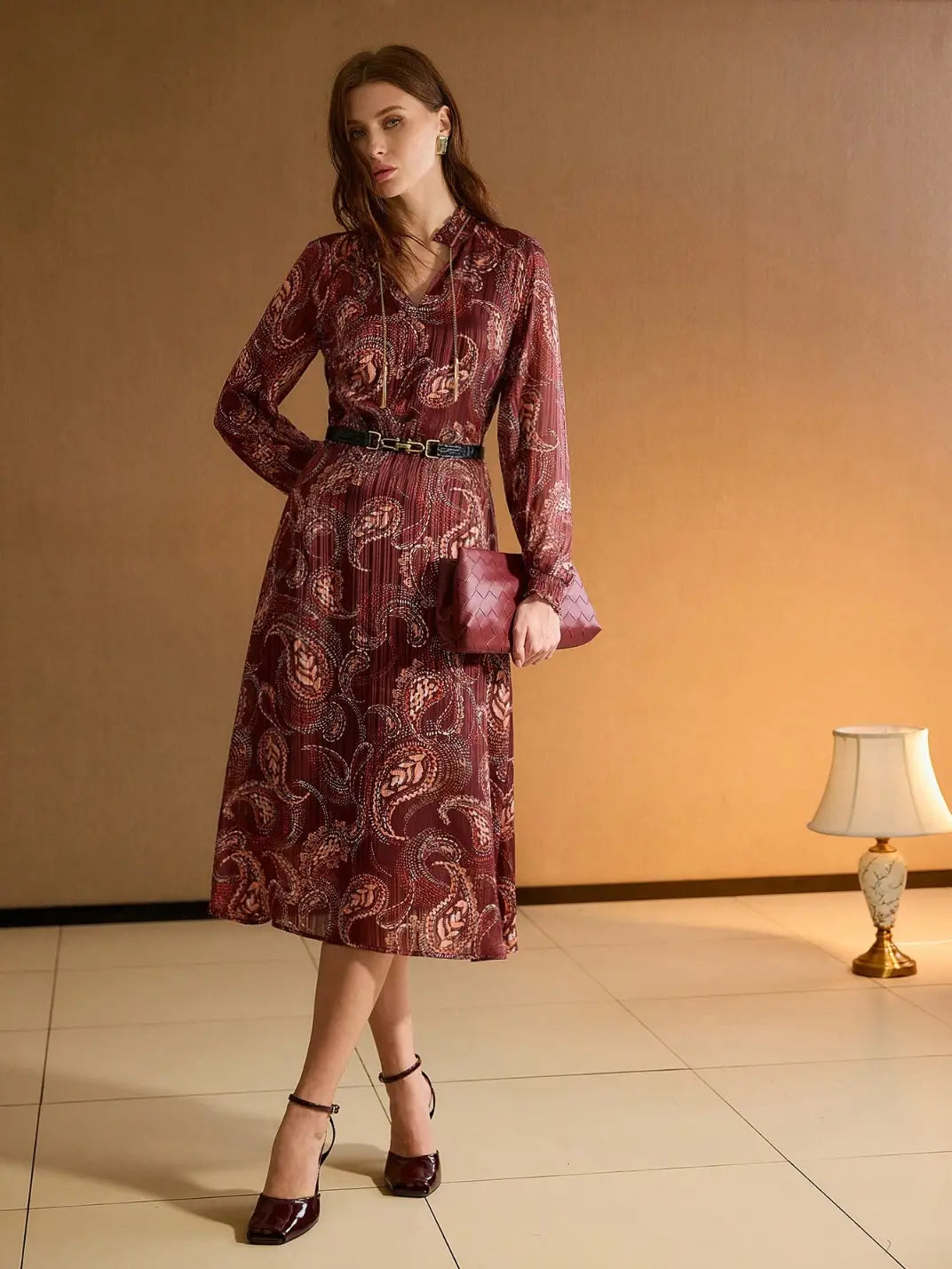 Vestido Midi Manga Longa Textura Paisley Vinho - EstiloE, Vestido Manga Longa Bufante, Vestido Longo, Vestido Manga Longa, Vestido Boho, Vestido Elegante, Vestido Midi, Vestido Chiffon, Vestido Estampa Paislay, Vestido Manga Longa Estampa Vinho