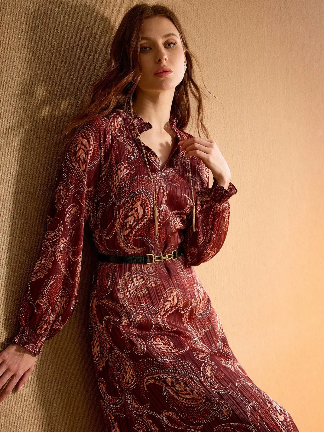 Vestido Midi Manga Longa Textura Paisley Vinho - EstiloE, Vestido Manga Longa Bufante, Vestido Longo, Vestido Manga Longa, Vestido Boho, Vestido Elegante, Vestido Midi, Vestido Chiffon, Vestido Estampa Paislay, Vestido Manga Longa Estampa Vinho