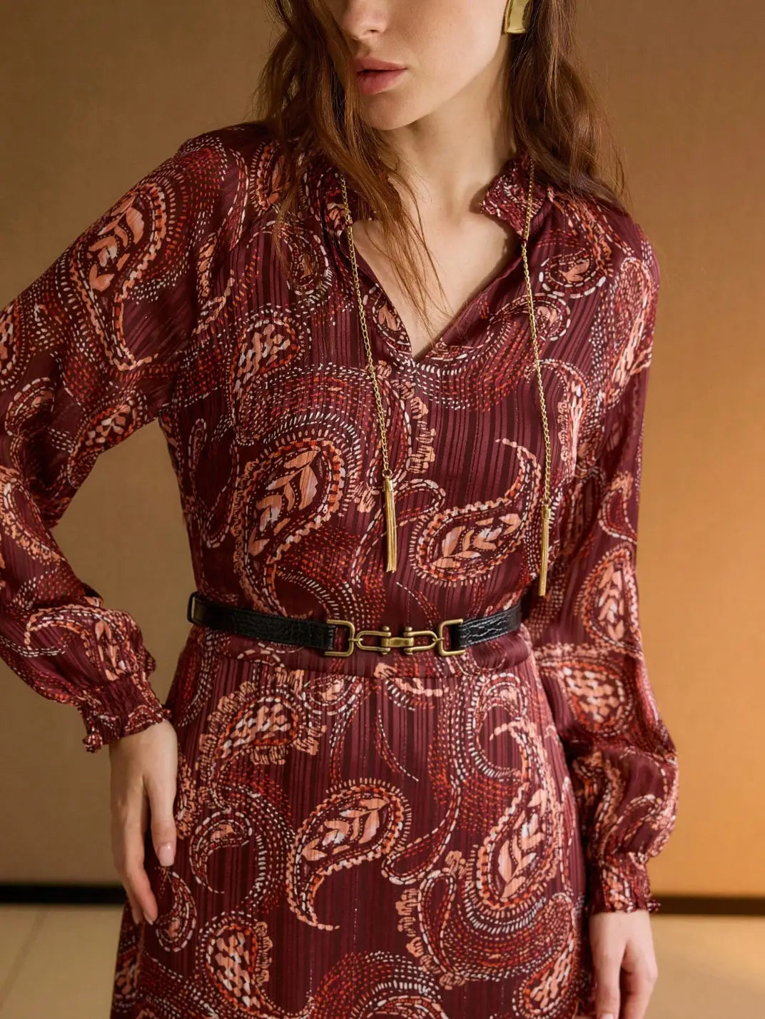 Vestido Midi Manga Longa Textura Paisley Vinho - EstiloE, Vestido Manga Longa Bufante, Vestido Longo, Vestido Manga Longa, Vestido Boho, Vestido Elegante, Vestido Midi, Vestido Chiffon, Vestido Estampa Paislay, Vestido Manga Longa Estampa Vinho