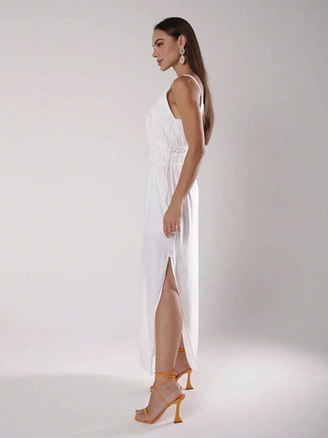 Vestido Longo Alcinha Fendas Laterais Branco EstiloE - Vestido Feminino, Vestido Longo, Vestido Soltinho, Vestido Casual, Vestido Alcinha, Vestido com Fenda, Vestido Elegante, Vestido Branco