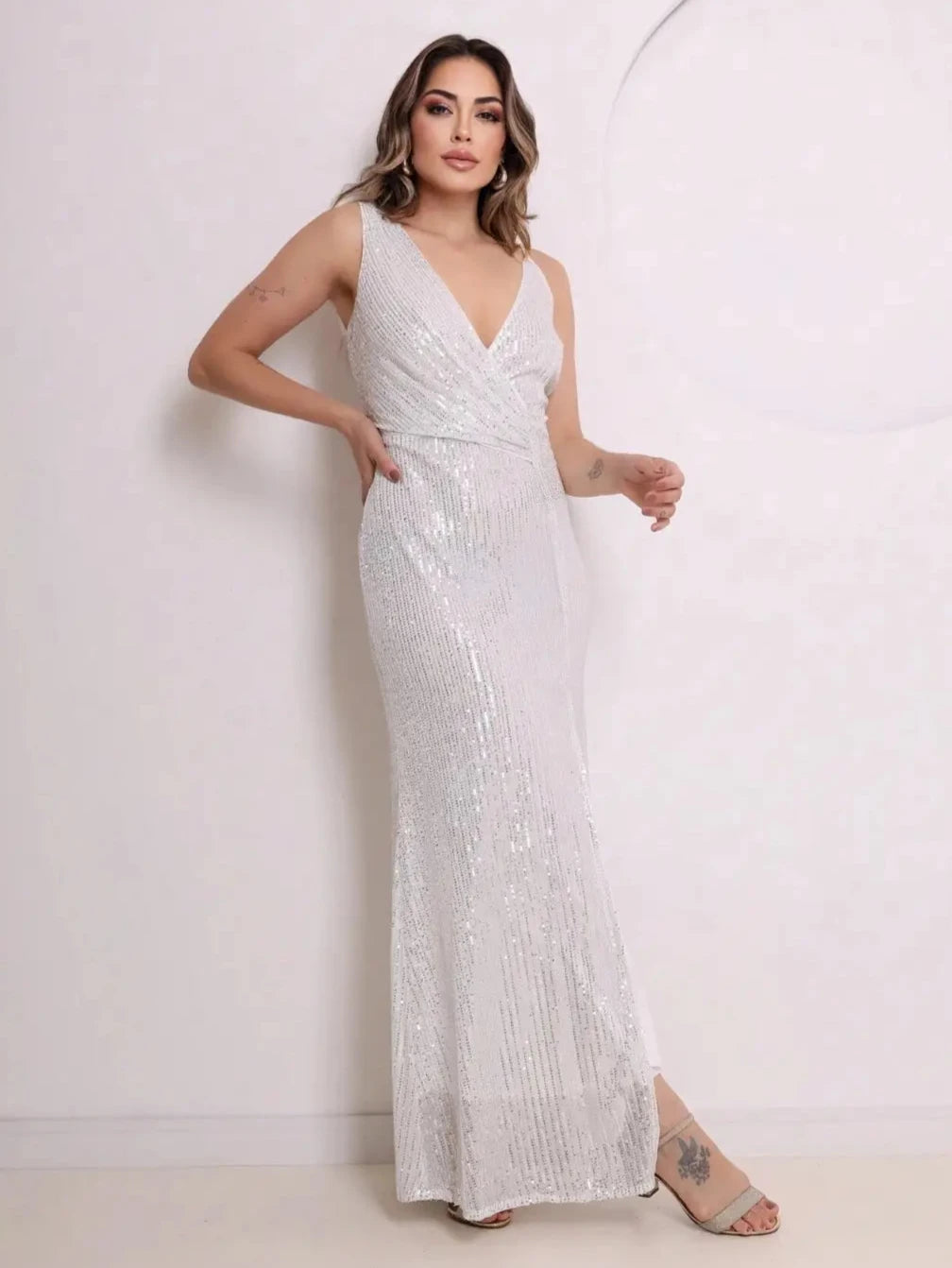 Vestido Longo Paetê Fenda Lateral Branco EstiloE, Vestido Feminino, Vestido Longo, Vestido Paetê, Vestido Festa, Vestido Alcinha, Vestido com Fenda, Vestido Elegante, Vestido Branco, Vestido Longo Branco