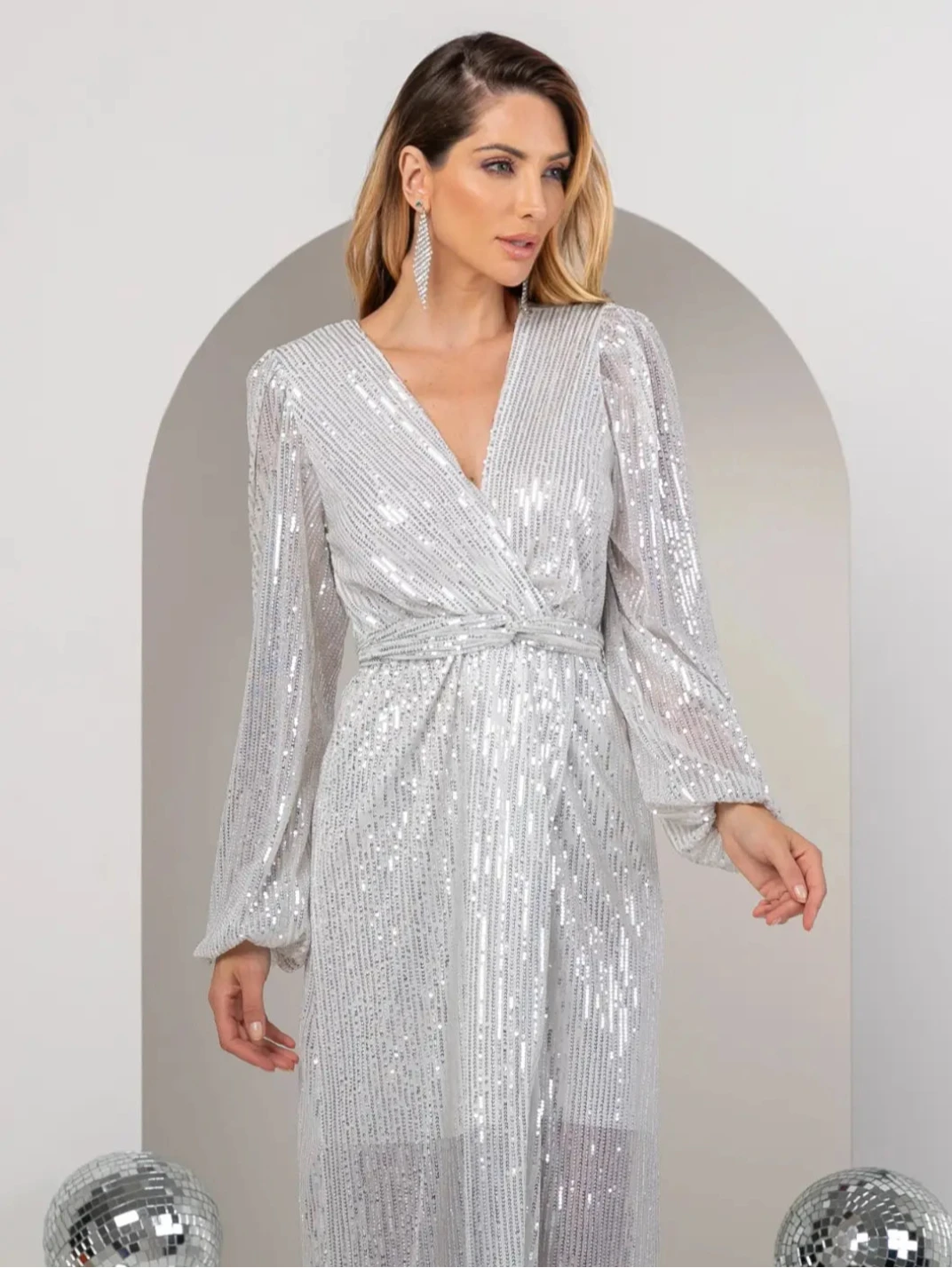 Vestido Longo Paetê Manga Longa Branco EstiloE, Vestido Feminino, Vestido Longo, Vestido Paetê, Vestido Festa, Vestido Manga Longa, Vestido com Fenda, Vestido Elegante, Vestido Branco, Vestido Longo Branco