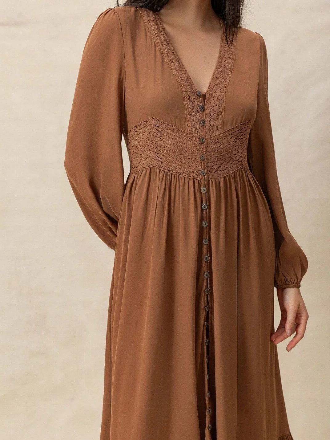 Vestido Longo com Renda Manga Longa Castanho