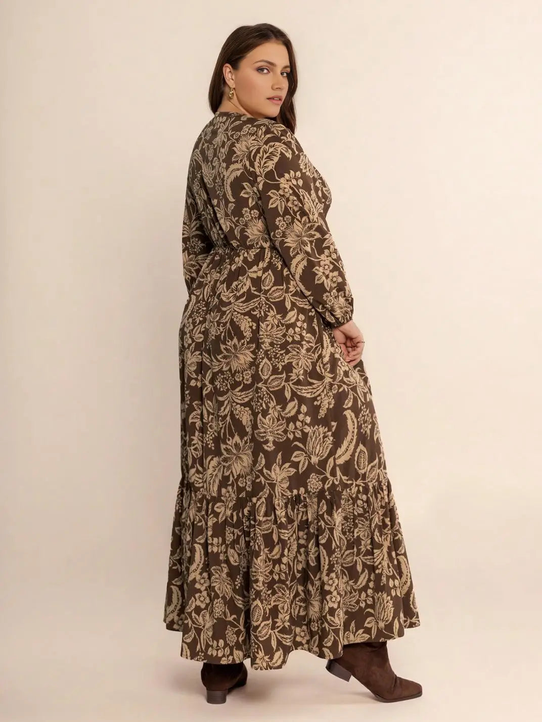 Vestido Midi Manga Longa Boho Floral Plus Marrom - EstiloE, Vestido Manga Longa Bufante, Vestido Longo, Vestido Manga Longa, Vestido Boho, Vestido Elegante, Vestido Casual, Vestido Chiffon, Vestido Estampa Foral, Vestido Boho Chic, Vestido Plus Size, Vestido anga Longa Plus, Vestido Tamanhos Grandes, Vestido Tamanho Nobre
