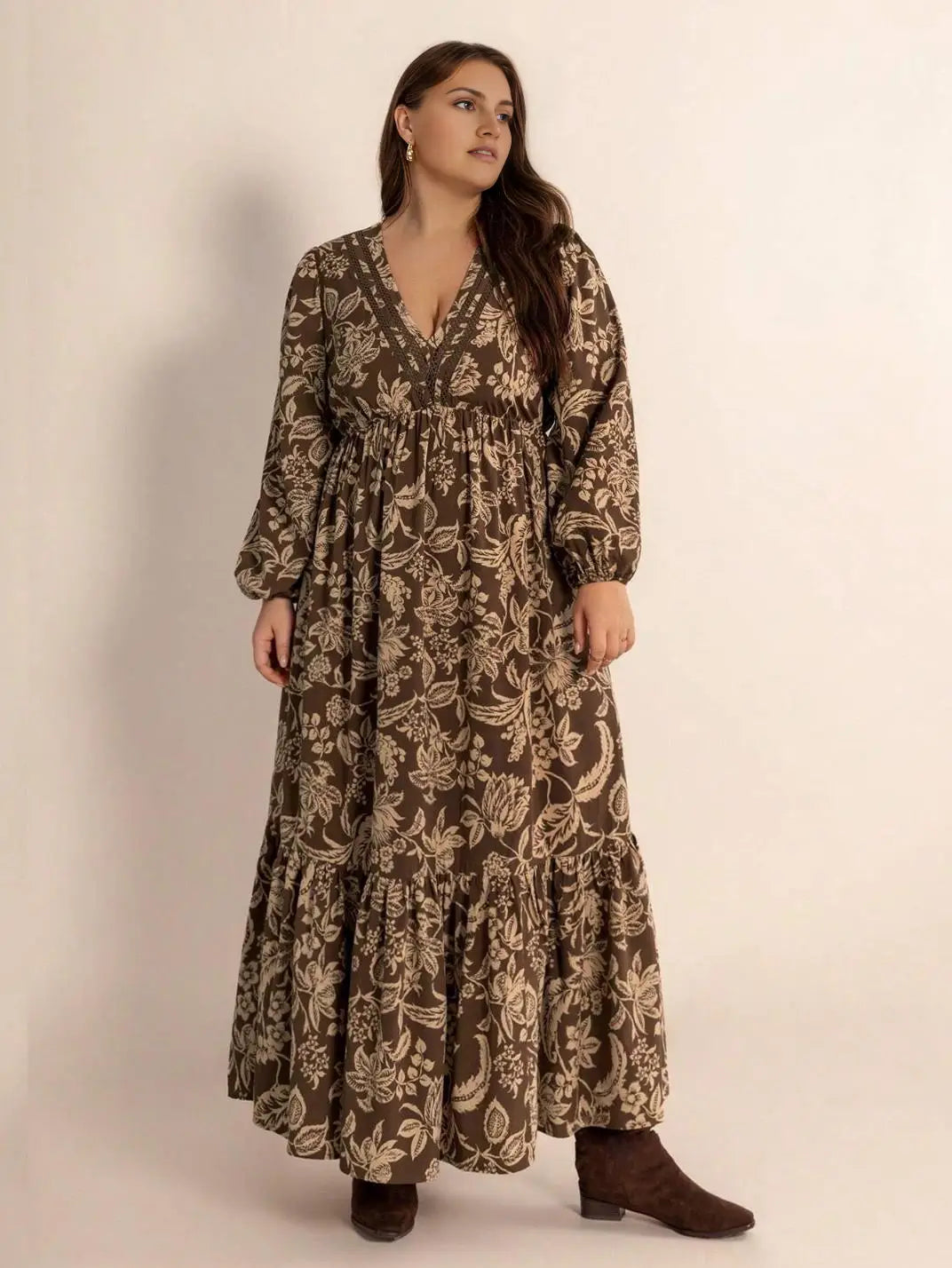 Vestido Midi Manga Longa Boho Floral Plus Marrom - EstiloE, Vestido Manga Longa Bufante, Vestido Longo, Vestido Manga Longa, Vestido Boho, Vestido Elegante, Vestido Casual, Vestido Chiffon, Vestido Estampa Foral, Vestido Boho Chic, Vestido Plus Size, Vestido anga Longa Plus, Vestido Tamanhos Grandes, Vestido Tamanho Nobre