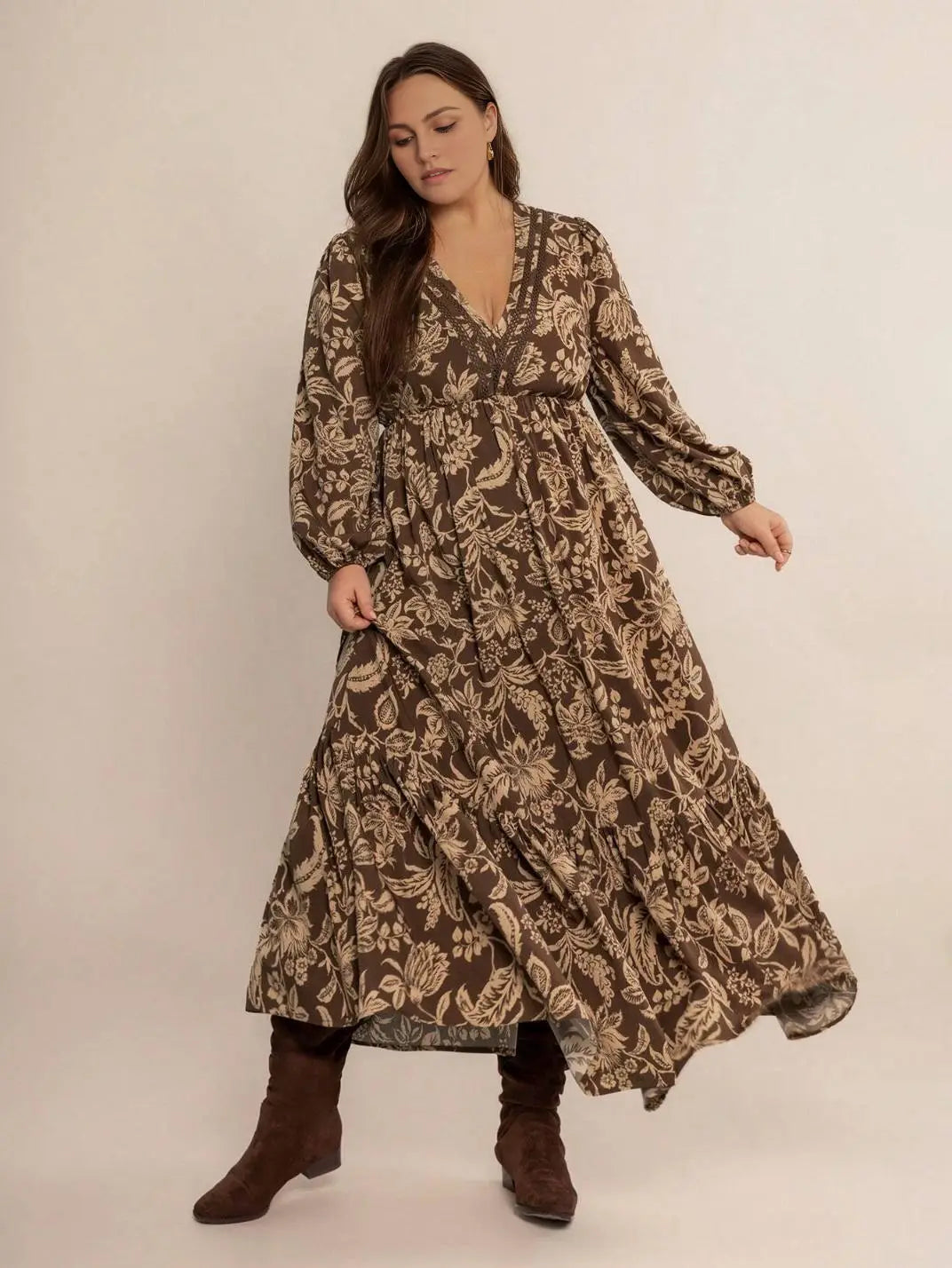 Vestido Midi Manga Longa Boho Floral Plus Marrom - EstiloE, Vestido Manga Longa Bufante, Vestido Longo, Vestido Manga Longa, Vestido Boho, Vestido Elegante, Vestido Casual, Vestido Chiffon, Vestido Estampa Foral, Vestido Boho Chic, Vestido Plus Size, Vestido anga Longa Plus, Vestido Tamanhos Grandes, Vestido Tamanho Nobre