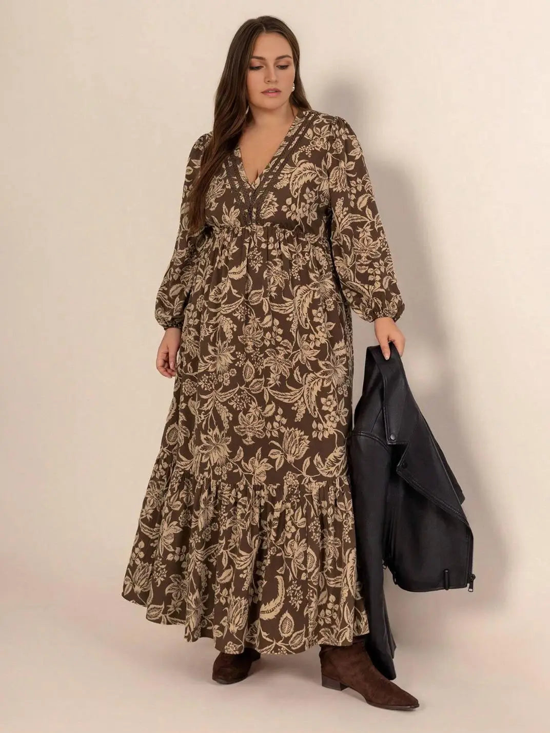 Vestido Midi Manga Longa Boho Floral Plus Marrom - EstiloE, Vestido Manga Longa Bufante, Vestido Longo, Vestido Manga Longa, Vestido Boho, Vestido Elegante, Vestido Casual, Vestido Chiffon, Vestido Estampa Foral, Vestido Boho Chic, Vestido Plus Size, Vestido anga Longa Plus, Vestido Tamanhos Grandes, Vestido Tamanho Nobre