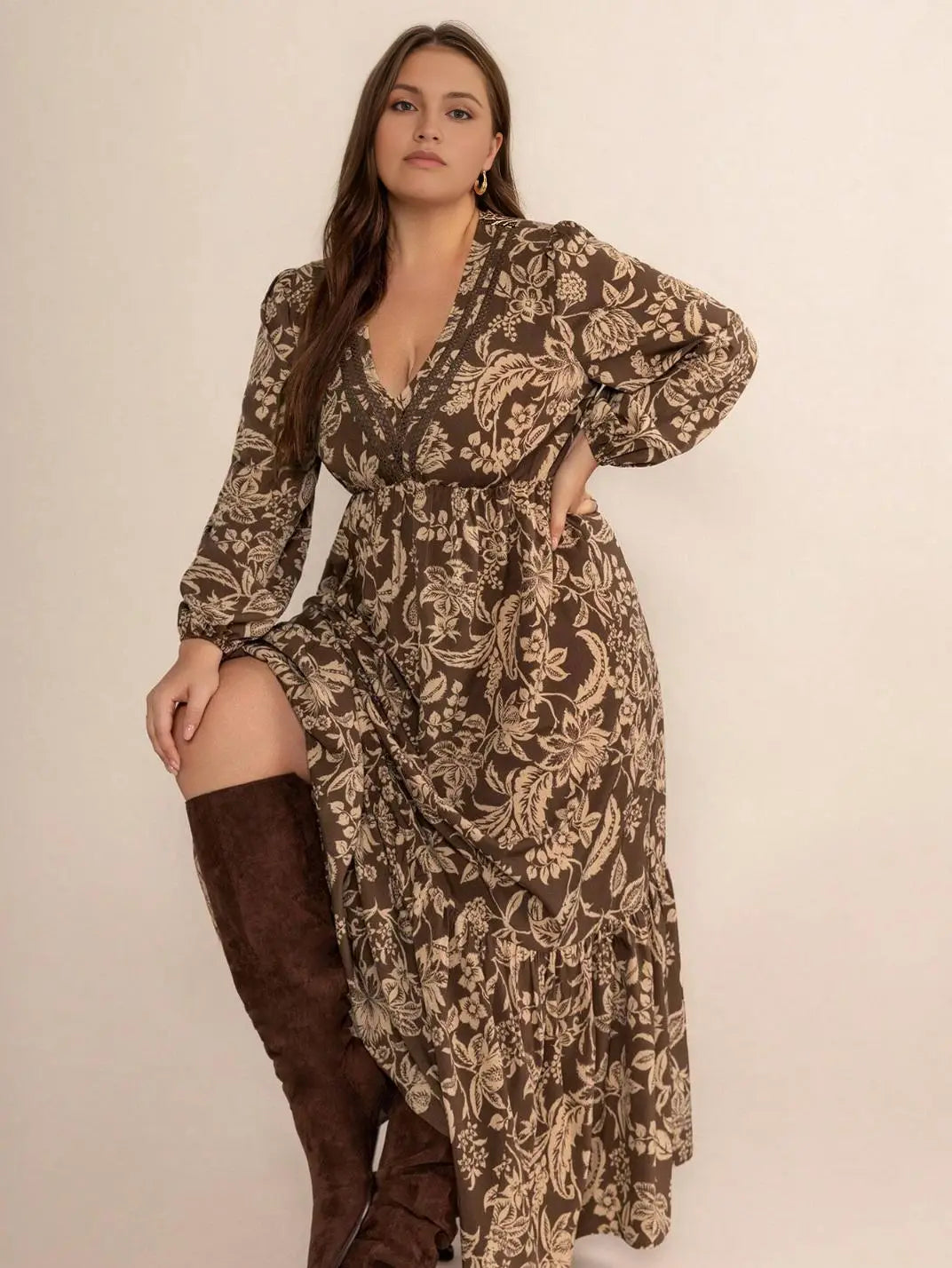 Vestido Midi Manga Longa Boho Floral Plus Marrom - EstiloE, Vestido Manga Longa Bufante, Vestido Longo, Vestido Manga Longa, Vestido Boho, Vestido Elegante, Vestido Casual, Vestido Chiffon, Vestido Estampa Foral, Vestido Boho Chic, Vestido Plus Size, Vestido anga Longa Plus, Vestido Tamanhos Grandes, Vestido Tamanho Nobre