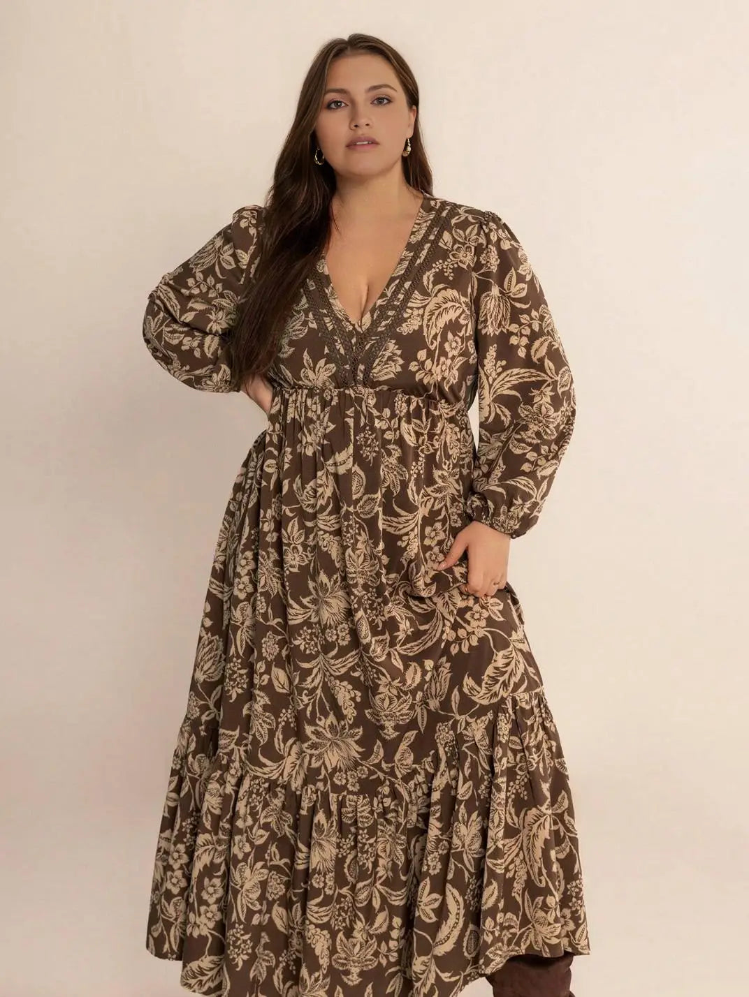 Vestido Midi Manga Longa Boho Floral Plus Marrom - EstiloE, Vestido Manga Longa Bufante, Vestido Longo, Vestido Manga Longa, Vestido Boho, Vestido Elegante, Vestido Casual, Vestido Chiffon, Vestido Estampa Foral, Vestido Boho Chic, Vestido Plus Size, Vestido anga Longa Plus, Vestido Tamanhos Grandes, Vestido Tamanho Nobre