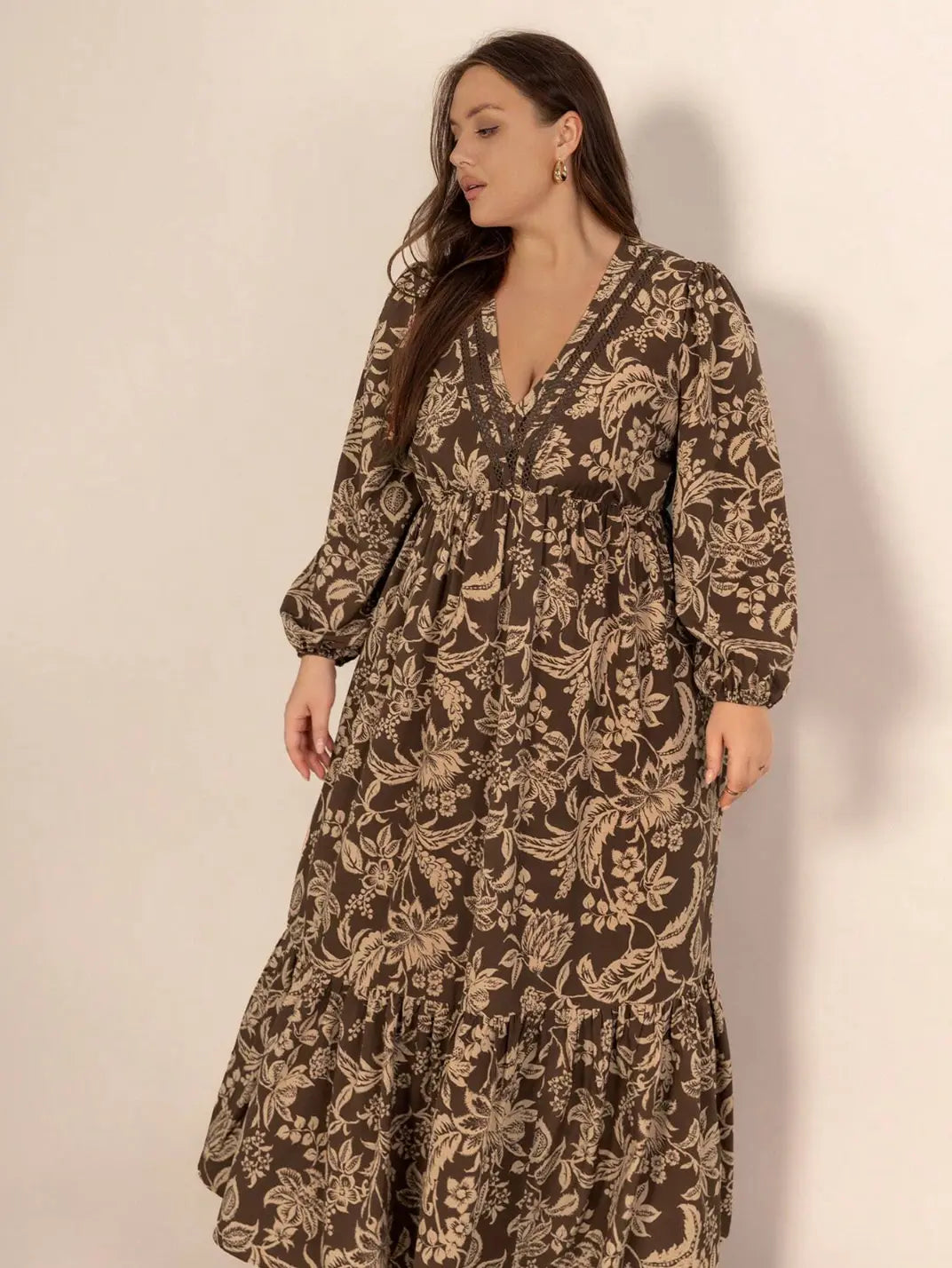 Vestido Midi Manga Longa Boho Floral Plus Marrom - EstiloE, Vestido Manga Longa Bufante, Vestido Longo, Vestido Manga Longa, Vestido Boho, Vestido Elegante, Vestido Casual, Vestido Chiffon, Vestido Estampa Foral, Vestido Boho Chic, Vestido Plus Size, Vestido anga Longa Plus, Vestido Tamanhos Grandes, Vestido Tamanho Nobre