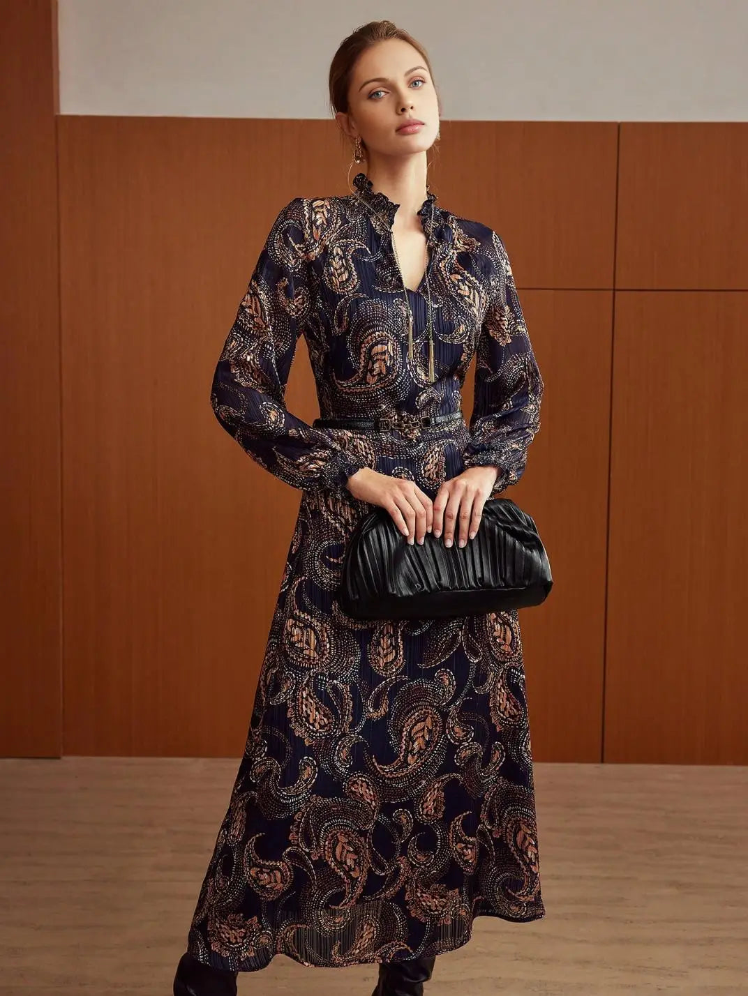 Vestido Midi Manga Longa Textura Paisley Marinho - EstiloE, Vestido Manga Longa Bufante, Vestido Longo, Vestido Manga Longa, Vestido Boho, Vestido Elegante, Vestido Midi, Vestido Chiffon, Vestido Estampa Paislay - Vestido Estampado Marinho