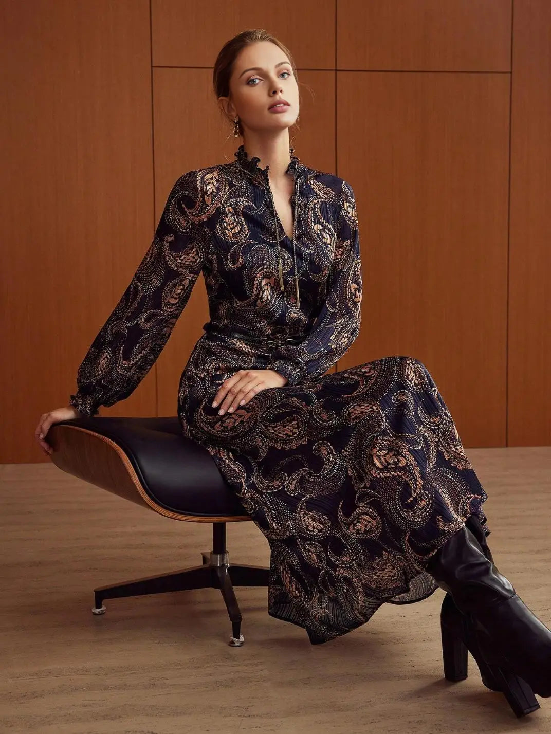 Vestido Midi Manga Longa Textura Paisley Marinho - EstiloE, Vestido Manga Longa Bufante, Vestido Longo, Vestido Manga Longa, Vestido Boho, Vestido Elegante, Vestido Midi, Vestido Chiffon, Vestido Estampa Paislay - Vestido Estampado Marinho