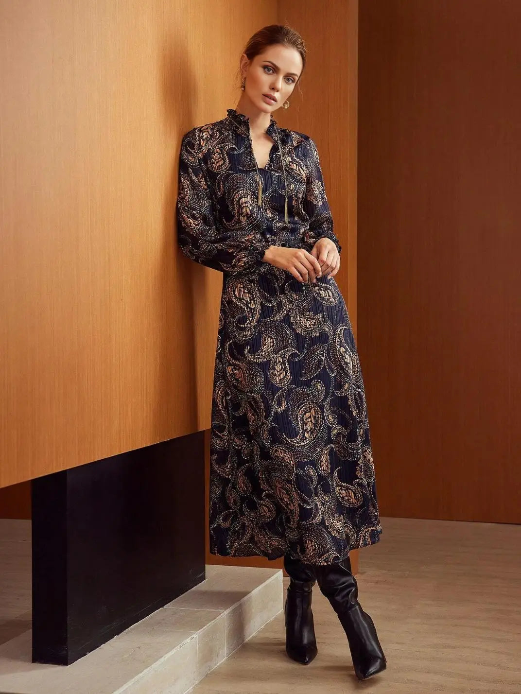 Vestido Midi Manga Longa Textura Paisley Marinho - EstiloE, Vestido Manga Longa Bufante, Vestido Longo, Vestido Manga Longa, Vestido Boho, Vestido Elegante, Vestido Midi, Vestido Chiffon, Vestido Estampa Paislay - Vestido Estampado Marinho